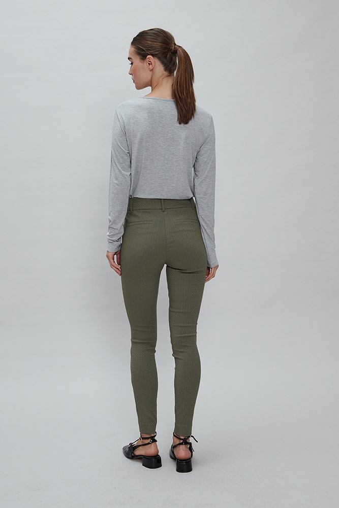 PANTALON PITILLO CON TELA TEXTURADA