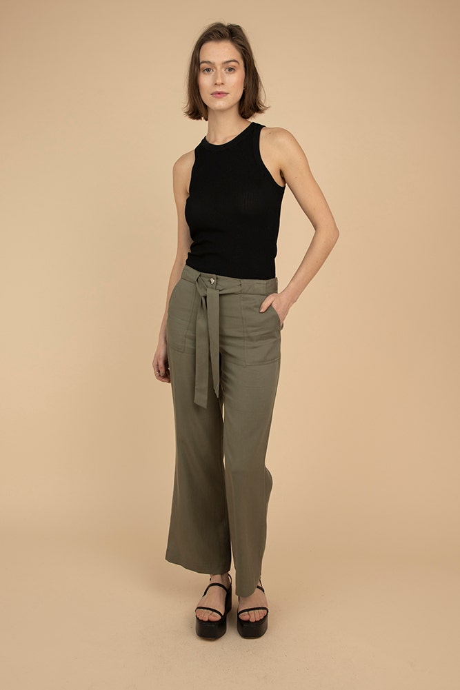 Pantalon con lazo best sale en la cintura