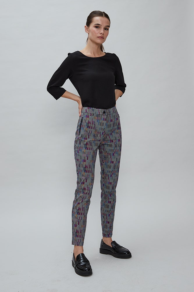 PANTALON CON CIERRES ESTAMPADO 