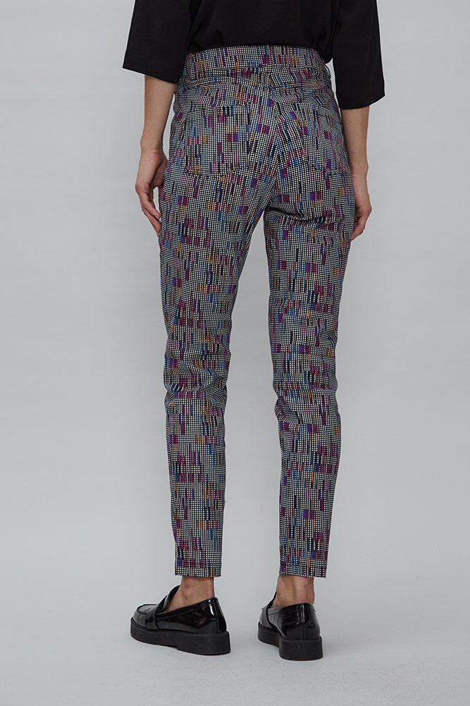PANTALON CON CIERRES ESTAMPADO 