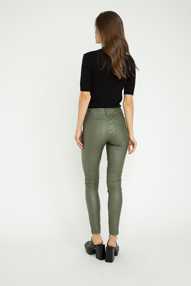 PANTALON EFECTO COATED 