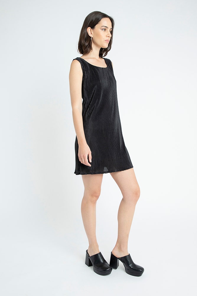 VESTIDO PLISADO CON OJETILLOS