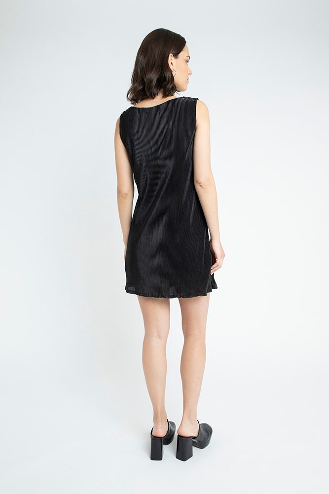 VESTIDO PLISADO CON OJETILLOS