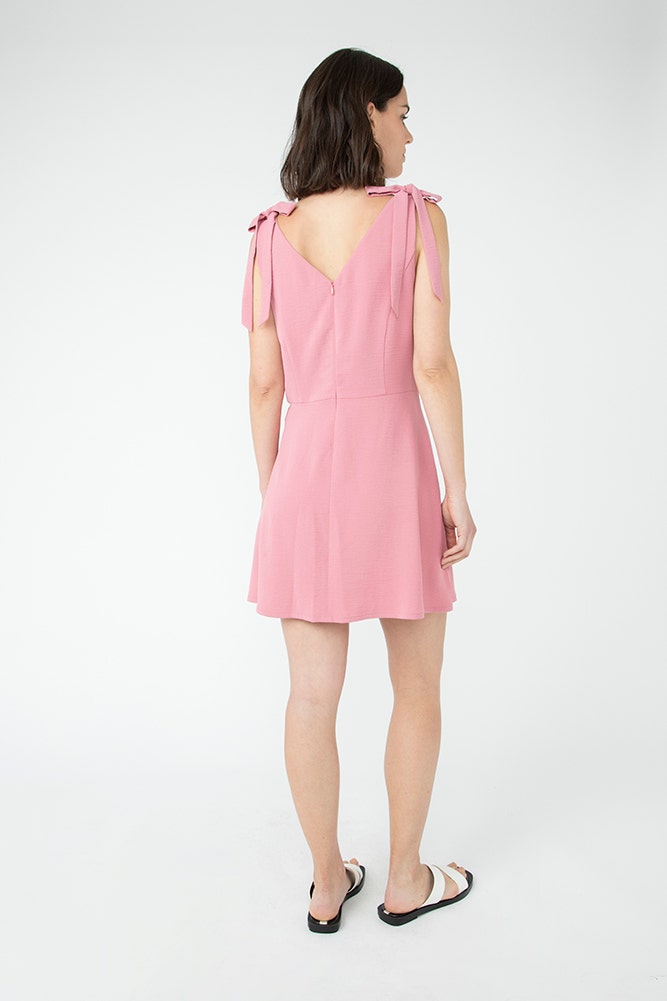VESTIDO DE TELA TEXTURADA CON LAZOS