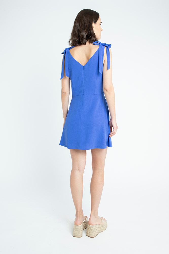 VESTIDO DE TELA TEXTURADA CON LAZOS