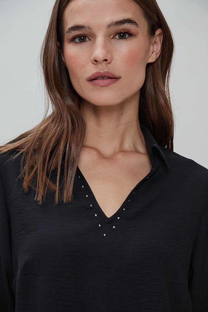 BLUSA CON TACHAS 