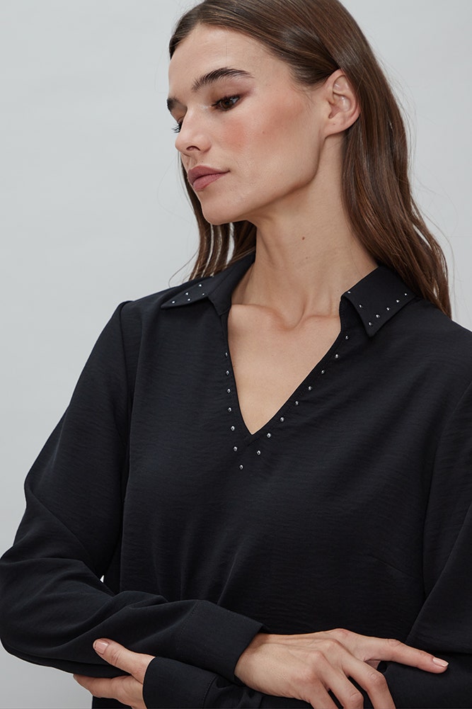 BLUSA CON TACHAS 