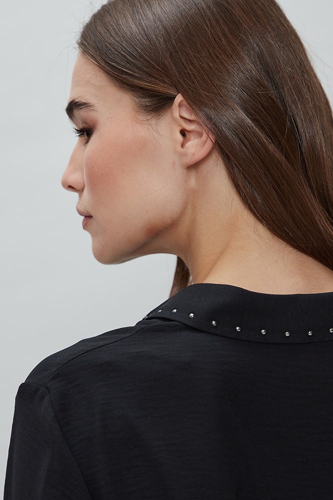 BLUSA CON TACHAS 