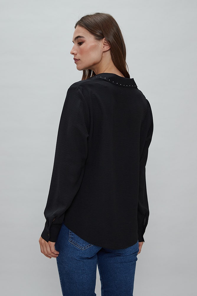 BLUSA CON TACHAS 