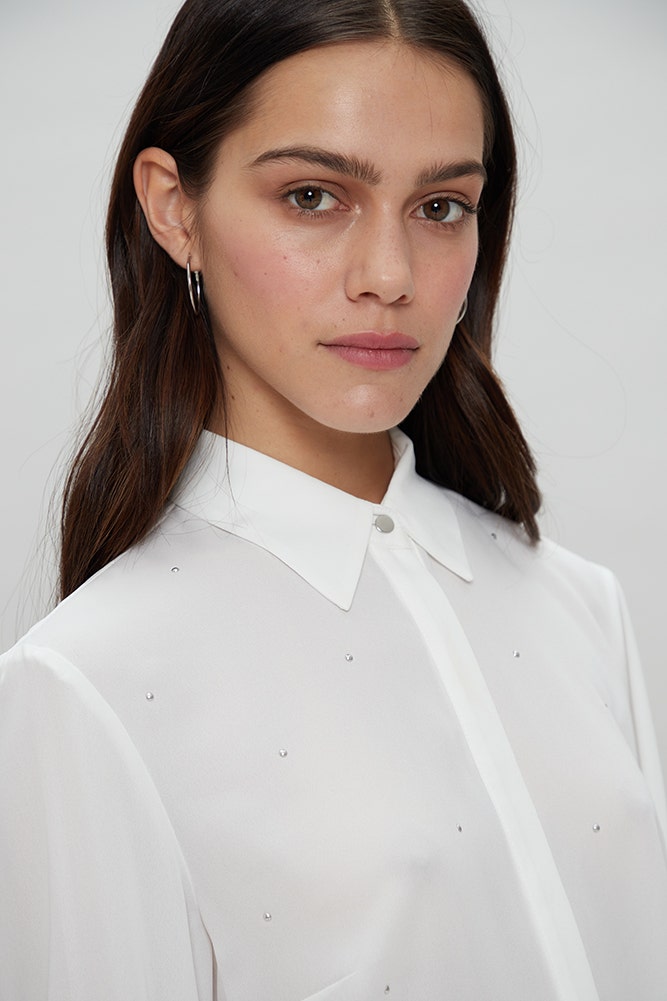 BLUSA CAMISERA CON TACHAS 
