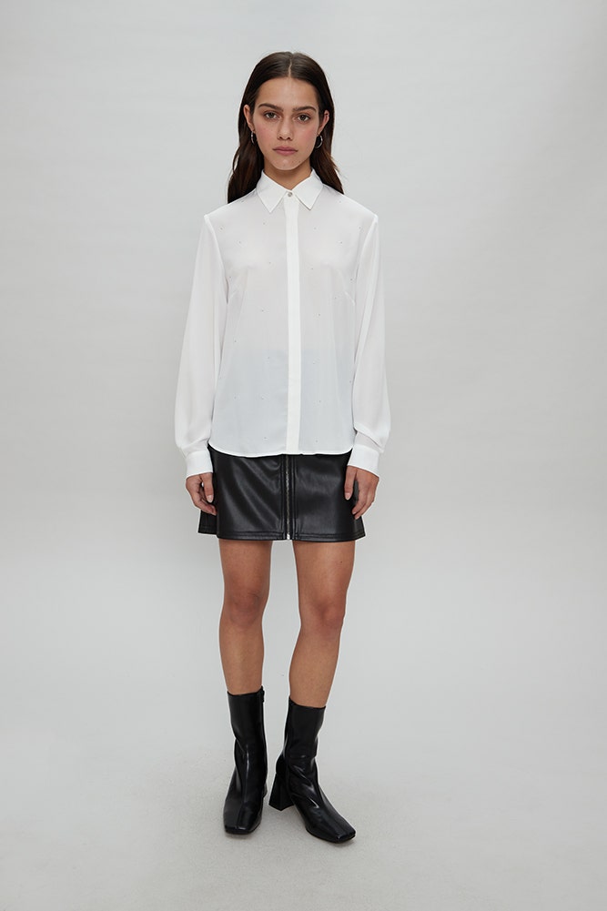 BLUSA CAMISERA CON TACHAS 