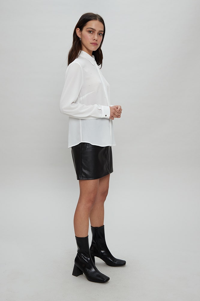 BLUSA CAMISERA CON TACHAS 