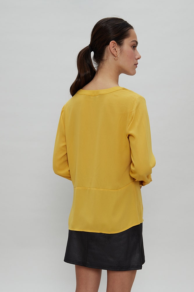 BLUSA CON LAZOS CRUZADOS