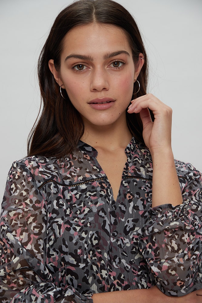 BLUSA CON HOMBROS DE GASA