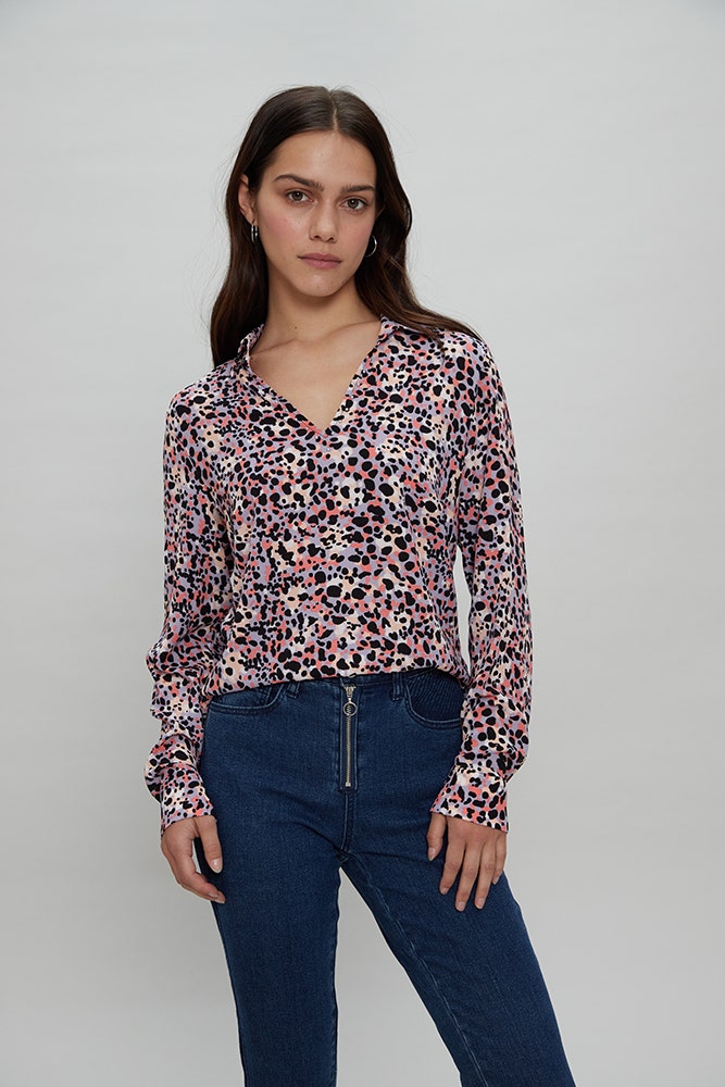 BLUSA ESTAMPADA CON TACHAS