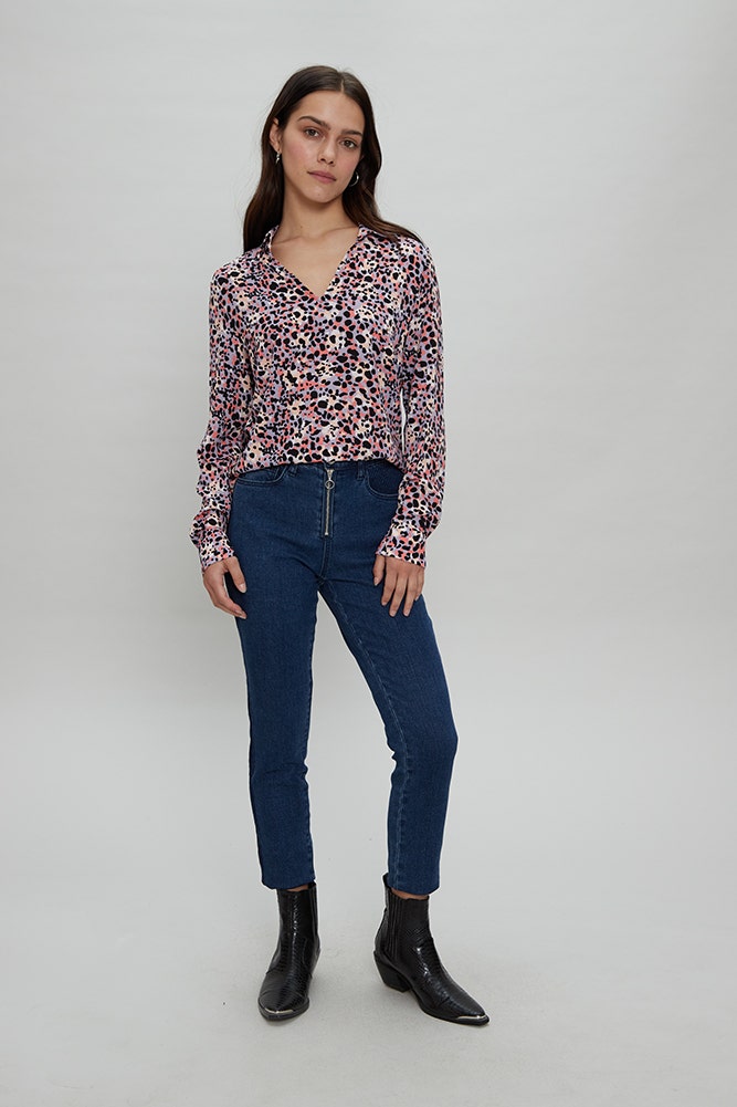 BLUSA ESTAMPADA CON TACHAS