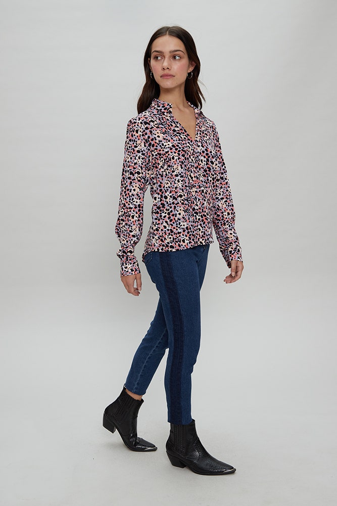 BLUSA ESTAMPADA CON TACHAS