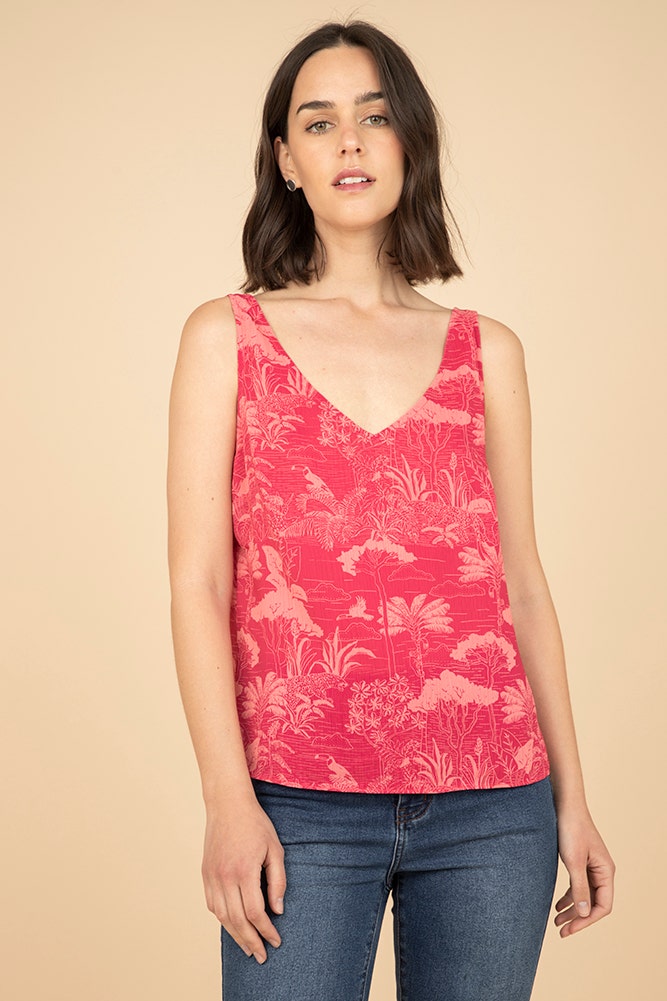 BLUSA ESTAMPADA CON ARGOLLA DECORATIVA TRASERA