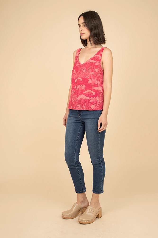 BLUSA ESTAMPADA CON ARGOLLA DECORATIVA TRASERA