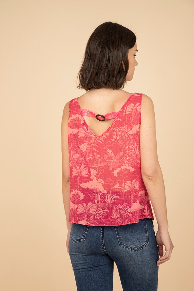 BLUSA ESTAMPADA CON ARGOLLA DECORATIVA TRASERA