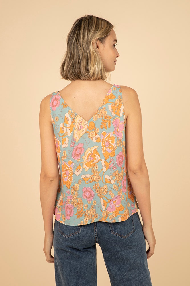 BLUSA ESTAMPADA SIN MANGAS CON BOLSILLO