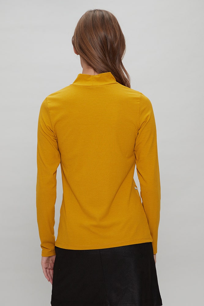 POLERA RIB CUELLO ALTO