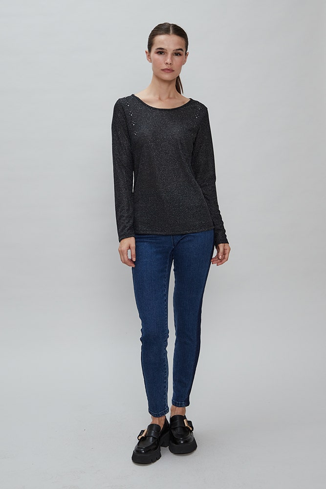 POLERA CON BRILLO Y TACHAS EN LOS HOMBROS