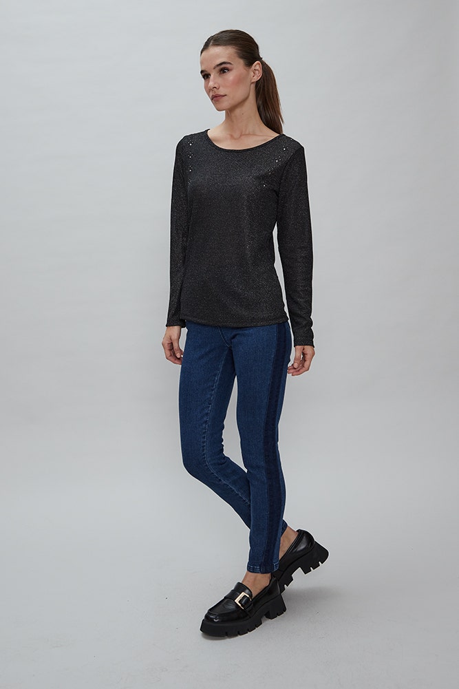 POLERA CON BRILLO Y TACHAS EN LOS HOMBROS