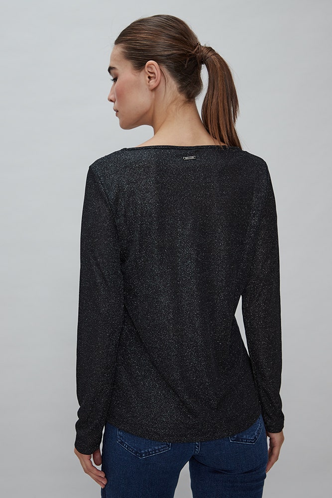 POLERA CON BRILLO Y TACHAS EN LOS HOMBROS