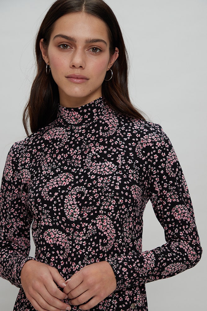 POLERA RIB CUELLO ALTO ESTAMPADA