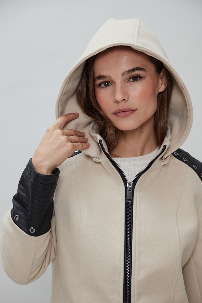ABRIGO CON GORRO Y DETALLES EN PU