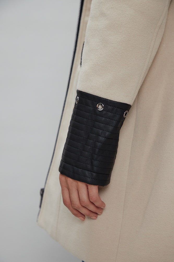 ABRIGO CON GORRO Y DETALLES EN PU