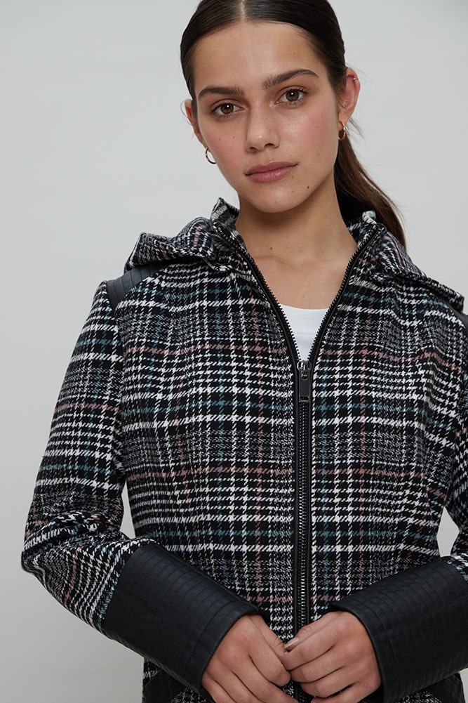 ABRIGO ESCOCÉS CON GORRO Y DETALLES EN PU